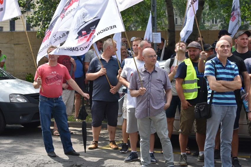 Pikieta przed Węglokoksem w Katowicach. Pracownicy wściekli