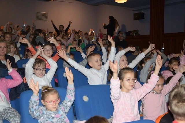 Akcja "Pierwszaki - zdrowo i bezpiecznie do szkoły 2019" w Busku - Zdroju. Były wspólne śpiewy i zabawa.
