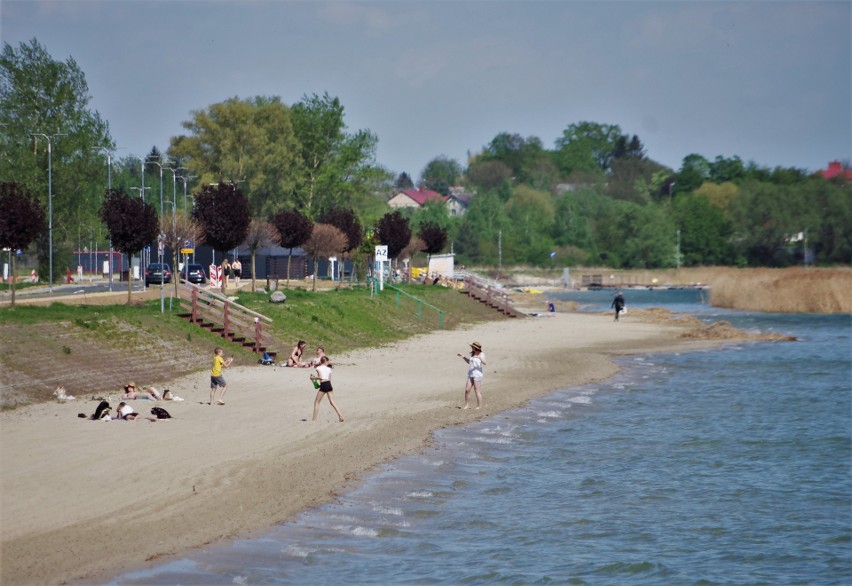 Słonecznie i gorąco nad Jeziorem Tarnobrzeskim. Dużo ludzi szuka ochłody. Jest apel o ostrożność na plażach (ZDJĘCIA)