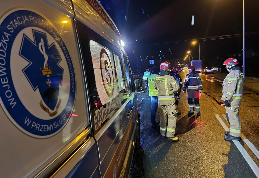 Na ul. Węgierskiej w Przemyślu kierujący BMW uderzył w toyotę. Policjanci zatrzymali młodemu mężczyźnie prawo jazdy [ZDJĘCIA]