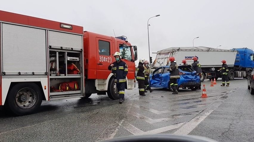 Groźny wypadek trzech samochodów pod Wrocławiem [ZDJĘCIA]