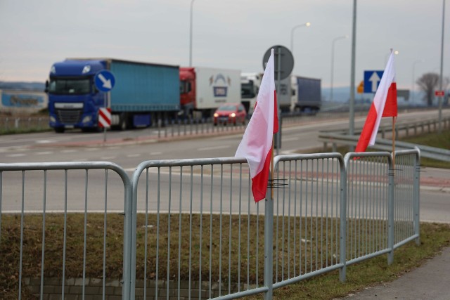 Od czwartku rolnicy z "Podkarpackiej oszukanej wsi" wznowili blokadę drogi do polsko-ukraińskiego przejścia granicznego Medyce.