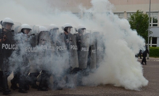 Policja w akcji: Konnicą rozpędzali tłum [FILM, zdjęcia]