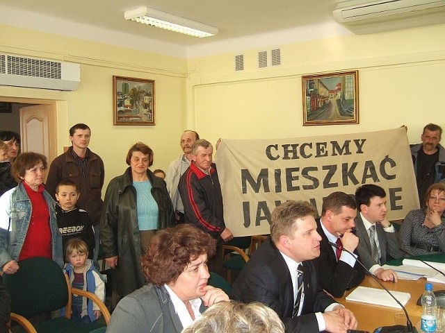Na sesji zjawili się z transparentem mieszkańcy bloku przy ul. Siennieńskiej w Ostrowcu Świętokrzyskim.