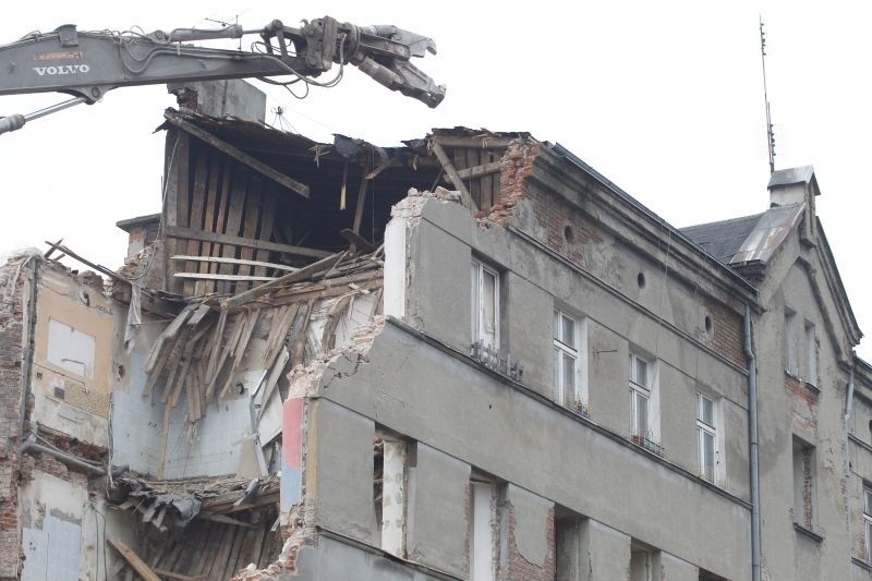 Rozbierają kamienicę przy skrzyżowaniu ulic Kilińskiego i Dąbrowskiego. 