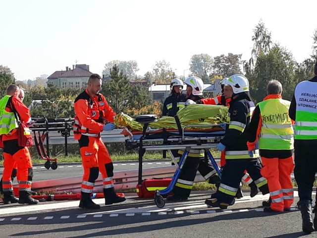 Ratownicy medyczni zawsze na „pierwszej linii frontu”. Często pomagają także podczas różnych zdarzeń drogowych.