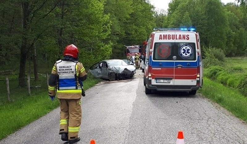 Pijany kierowca rozbił sportową skodę octavię RS na drodze...