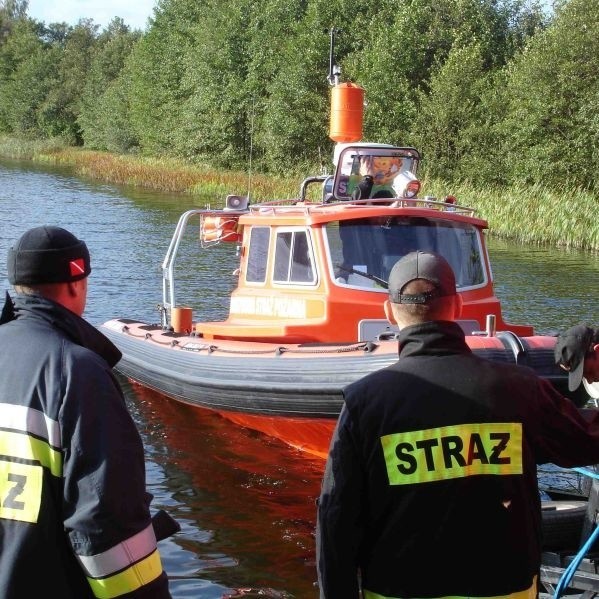 Poszukiwania zaginionej awionetki na jeziorze Dworackim