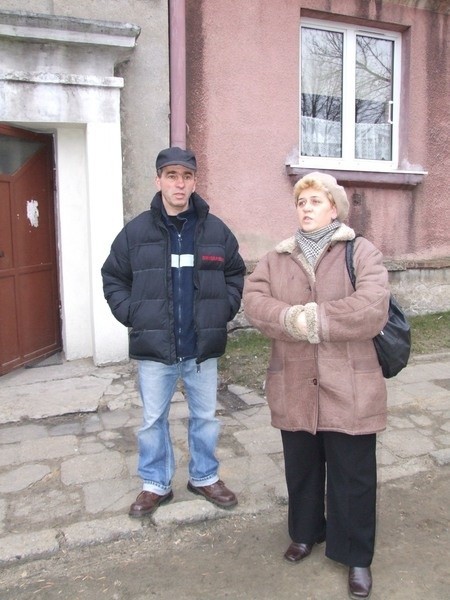 - Administrator nie dba o ten blok - mówią Wiesława Pogoda i Krzysztof Kwapiszewski, lokatorzy kamienicy przy ulicy Staroopatowskiej 4/6.