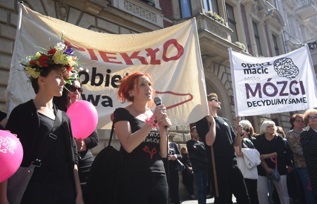 Polki przeciwko zaostrzeniu przepisów aborcyjnych protestują już od ubiegłego tygodnia. Poniedziałek ma być punktem kulminacyjnym tych protestów. 