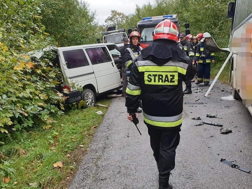 Zderzenie autokaru szkolnego z busem na drodze Leśniki - Radule. Kierowca zmarł w szpitalu [ZDJĘCIA] 18.09.2019