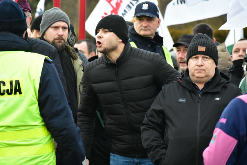 Rzucanie petardami, szarpanina i przepychanki. Agresja...