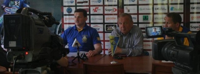 W czasie dzisiejszej konferencji prasowej Władysław Komarnicki zaapelował do Roberta Dowhana o spotkanie i wypracowanie sposobu walki z pseudikibicami z obu drużyn.