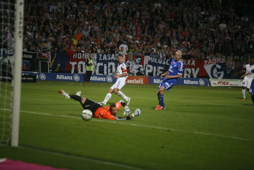 [WIELKIE DERBY ŚLĄSKA] Górnik do przerwy remisuje z Ruchem 1:1. Piękne trafienie Zieńczuka