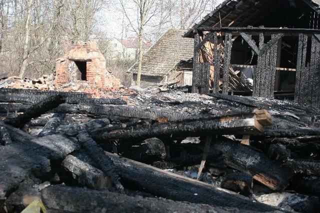 Niezamieszkały dom w Tuczempach spłonął całkowicie. Wykluczono zaprószenie ognia.