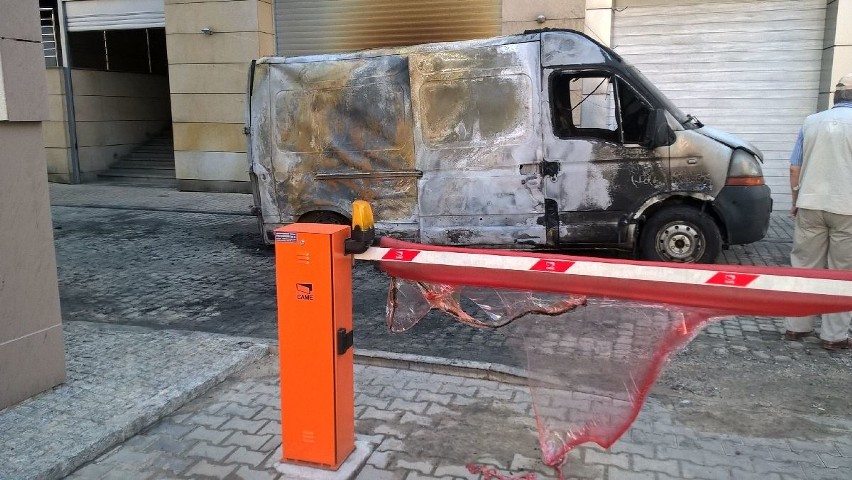 Podpalenie w centrum Kielc. Nocą spłonął dostawczak 