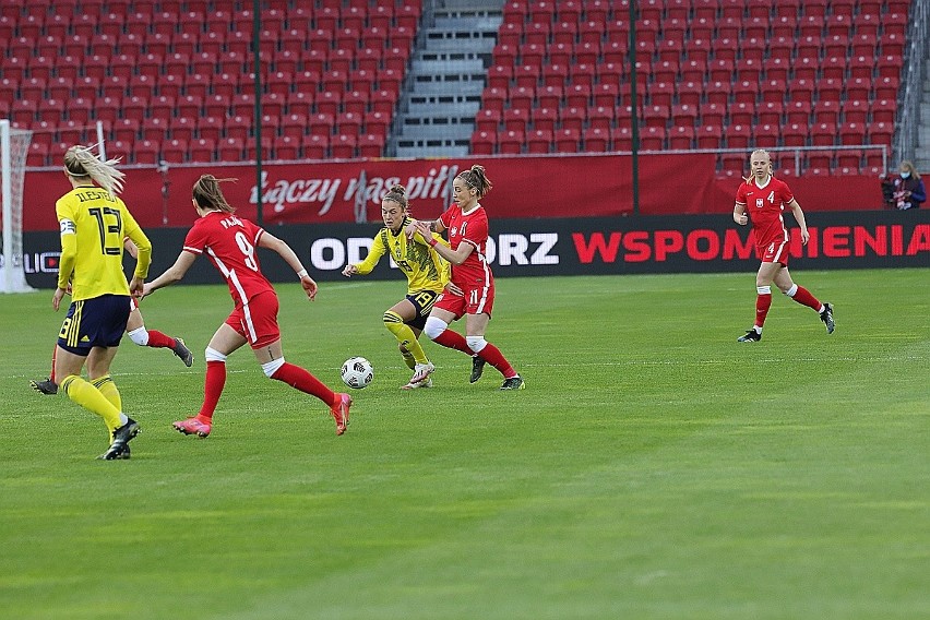 Futbol. W Łodzi grała reprezentacja. Polki przegrały ze Szwecją ZDJĘCIA