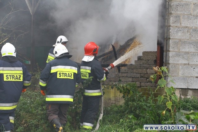 Około godziny 15:30 doszło do pożaru bel słomy w nieukończonej stodole. Na miejsce natychmiast wysłano zastępy Straży Pożarnej z Sokółki, Starej Kamionki, Lipiny i Starej Rozedranki.