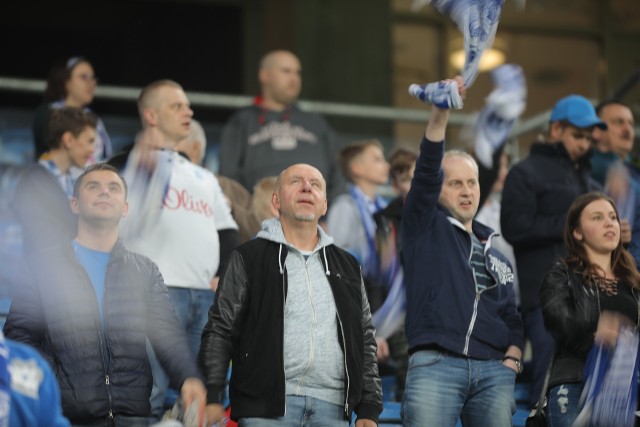 Tym razem mecz Lech Poznań - Legia Warszawa nie cieszył się tak wielkim zainteresowaniem, jak zazwyczaj. Pojawiło się niespełna 12 tys. kibiców, ale raczej nie żałowali, że postanowili przybyć na Bułgarską. Kolejorz zagrał dobre spotkanie i drugi raz w tym sezonie pokonał Legię.Jeśli byłeś w środę na trybunach, to zajrzyj do naszej galerii. Być może znajdziesz siebie lub kogoś znajomego.Zobacz kolejne zdjęcie ---->