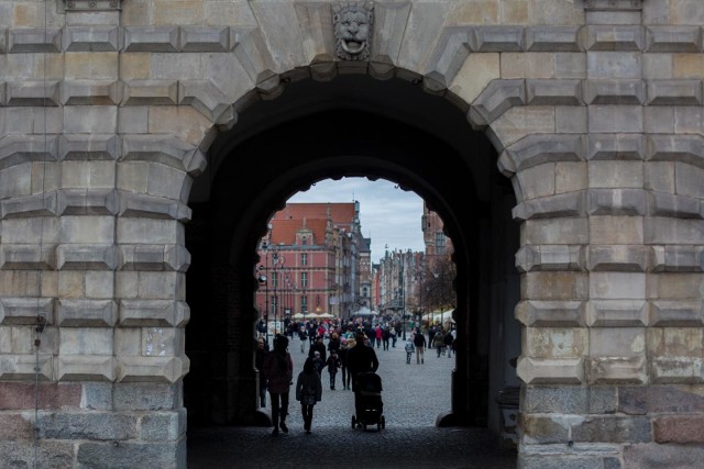 5. Długi Targ w GdańskuTo typowy przykład ulicy handlowej, na której rozwój handlu jest ściśle związany z turystyką. Położenie blisko rynku i obowiązkowych punktów dla wszystkich zwiedzających miasto przyciąga rzesze turystów. Tu handel ma inny wymiar – dominuje ten drobny, lokalny i pamiątkowy. Jego kwintesencją jest coroczny Jarmark św. Dominika, który łączy handel z wydarzeniami kulturalnymi.