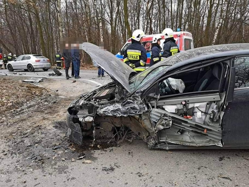 Zderzenie trzech aut w Marszowicach na drodze powiatowej