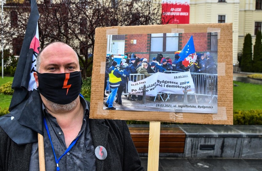 Działacze Brygady Ulicznej Opozycji, popierani przez KOD, w...