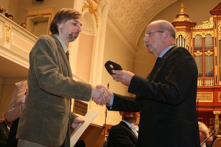 Nagrodę wręczył Wojciechowi Retzowi prorektor UAM prof....