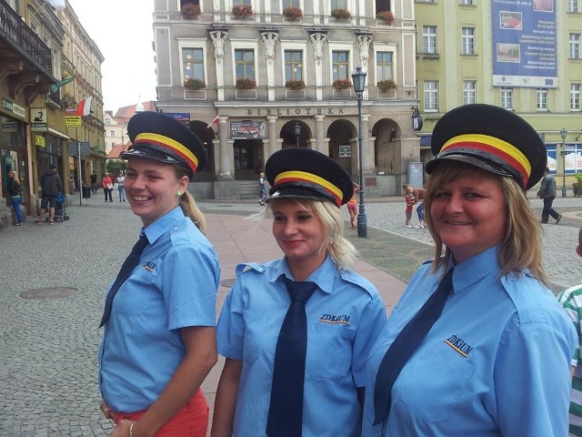 Z uśmiechem do pasażera - tak zachowują konduktorzy z Wałbrzycha. Szczecin nie zamierza jednak zatrudnić konduktorów.