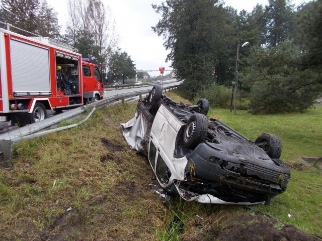 Wypadek w Pawłowicach: Samochód dachował po zderzeniu z samochodem dostawczym