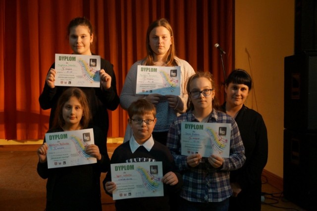 Zdobywcy medalowych miejsc z gminy Wielka Nieszawka z dumą prezentują swoje dyplomy laureatów XVII Powiatowego Festiwalu Piosenki Dziecięcej i Młodzieżowej „Śpiewajmy razem”
