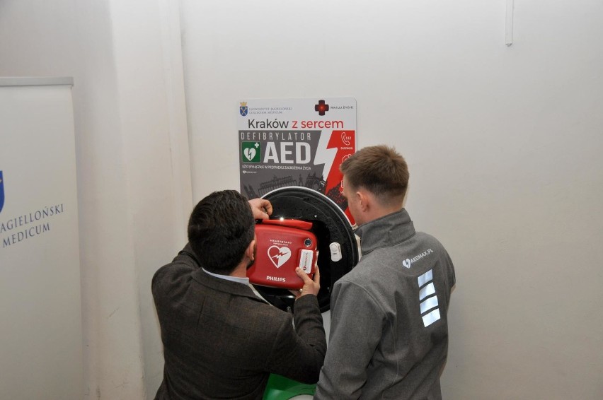 Defibrylator podarowała Fundacja Ratuj Życie
