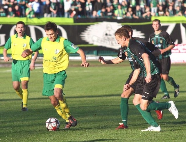 Siarka Tarnobrzeg kontra Stal Stalowa Wola (od lewej: Janusz Hynowski, Tomasz Wolan, Michał Czarny), w sobotnich derbach szykują się wielkie emocje.