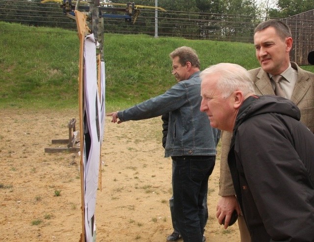 Wyniki strzelania oglądają: Ryszard Grzyb, Grzegorz Świercz i Leszek Jarosz