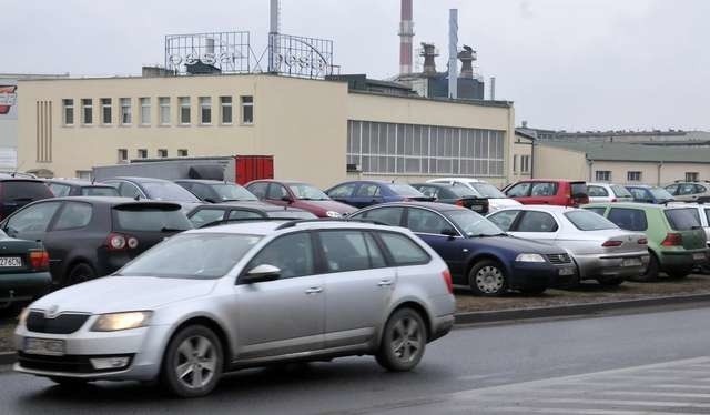 Opisany przez Czytelnika parking przy zakładach PESA jest zastawiony po brzegi samochodami