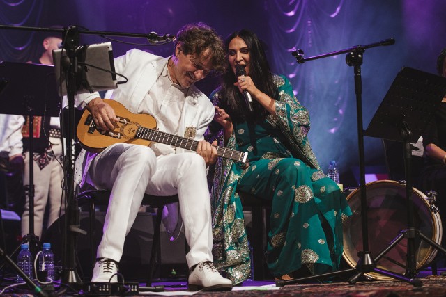 Kayah i Goran podczas koncertu wykonują nie tylko piosenki z płyty „Kayah i Bregovic”.