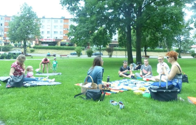 Piękna pogoda, ładne otocznie. W Starachowicach kilka osób zjadło śniadanie na trawie.