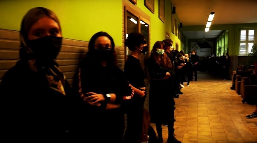 Protest uczniów "Słowaka" w Chorzowie. Ubrani na czarno nagrali przejmujący film. To sprzeciw wobec powołaniu Czarnka na ministra