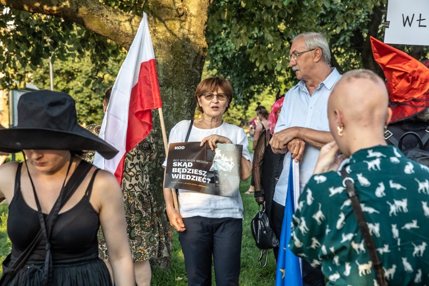 W Krakowie przeszedł marsz "cnotliwych niewiast, wiedźm i innych obywateli" [ZDJĘCIA]