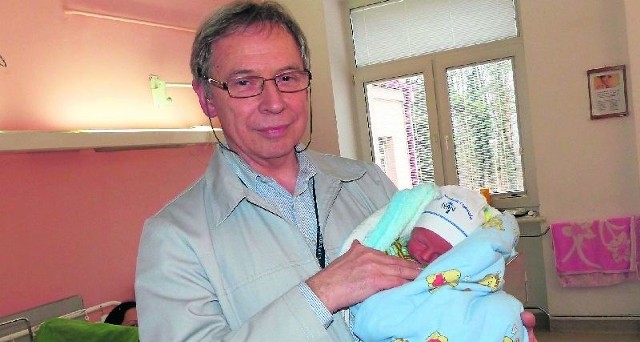 Doktor Andrzej Matyja, szef oddziału położniczego skarżyskiego szpitala przekonuje, że naturalny poród jest znacznie korzystniejszy dla matki i dziecka od cesarskiego cięcia. A liczba operacji rośnie.