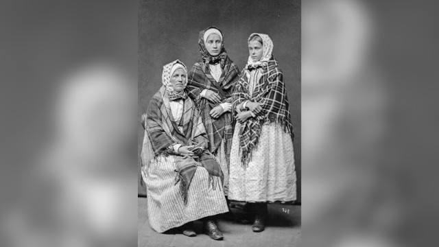 Kobiety w stroju wilamowskim. Fotografia Ignacego Kriegera z ok. 1865 r.