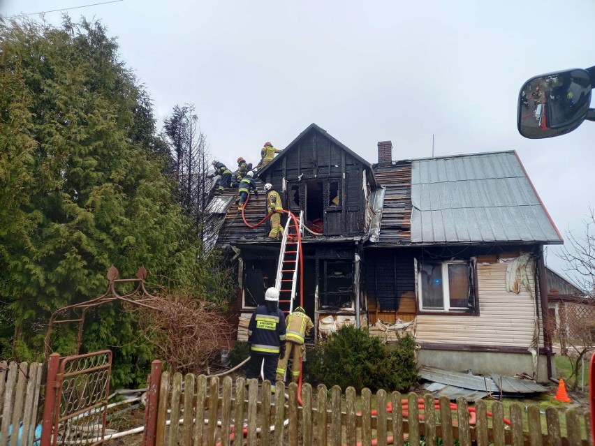 Do pożaru drewnianego domu doszło w niedzielne popołudnie.