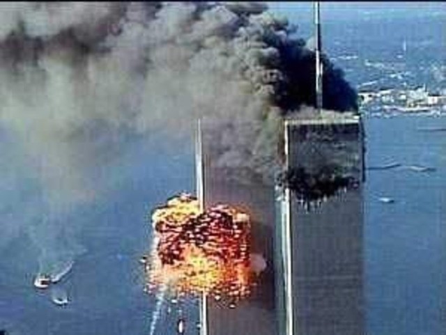 11 września 2001 r.  Po ataku dwóch, z czterech porwanych przez terrorystów samolotów, płoną wieże World Trade  Center na Manhattanie.