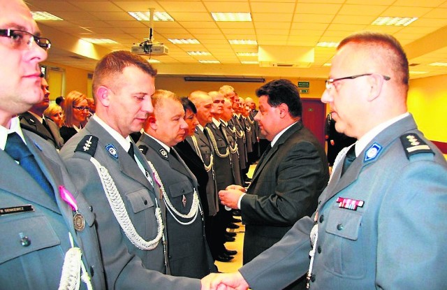 Medale  wręczali Cezary Popławski, szef mazowieckich policjantów i Dariusz Piątek, wicewojewoda mazowiecki.