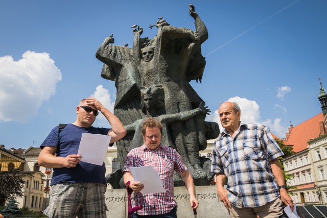 Przedstawiciele konfederacji „Pro Publico Bono” uważają, że decyzja o przesuwaniu pomnika to dowód na nieznajomość historii