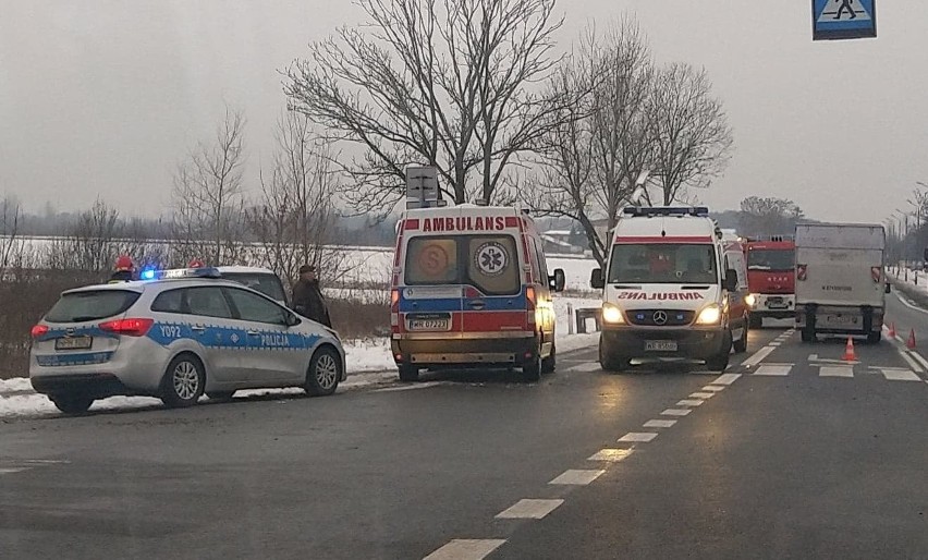 Wypadek na "dwunastce" w Rajcu Szlacheckim koło Radomia. Na skrzyżowaniu zderzyły się bus i terenówka, którą podróżowały dzieci 