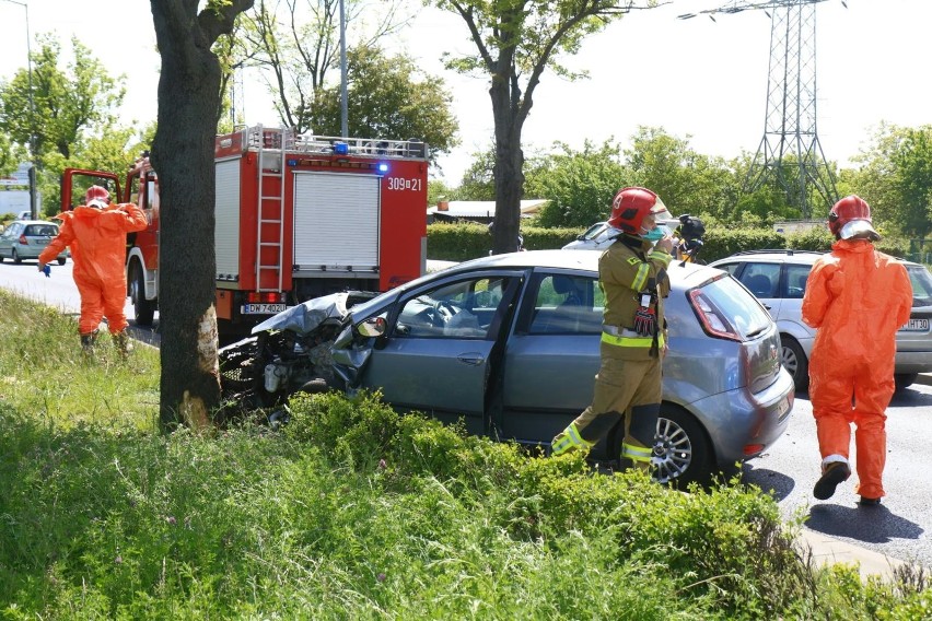 Wypadek w Domaniewicach: dwie osoby zakleszczone w aucie...