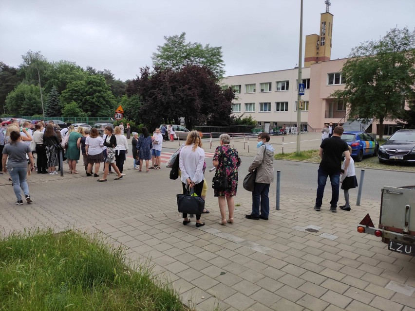 Ewakuacja szkoły podstawowej na Widzewie. Dyrekcja otrzymała informację o podłożeniu bomby. To nie jedyny przypadek...