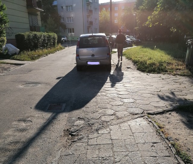 W taki sposób parkują niektórzy kierowcy na bydgoskich Bartodziejach. Jak jednak podkreśla Arkadiusz Bereszyński, rzecznik Straży Miejskiej w Bydgoszczy, takich miejsc jest znacznie więcej.