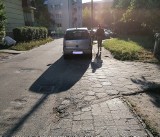 Bydgoszcz. Kierowcy parkują na całej szerokości chodnika i blokują przejście pieszym