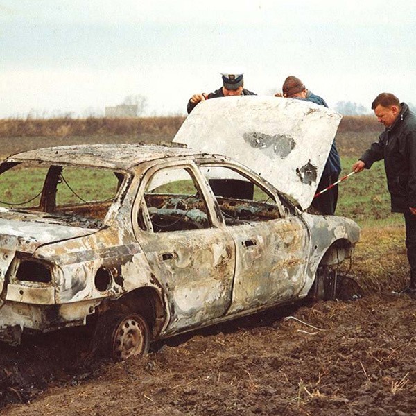 Munina k. Jarosławia - styczeń 2001 roku. Policjanci podczas oględzin spalonej taksówki, w której zginął Zygmunt K.